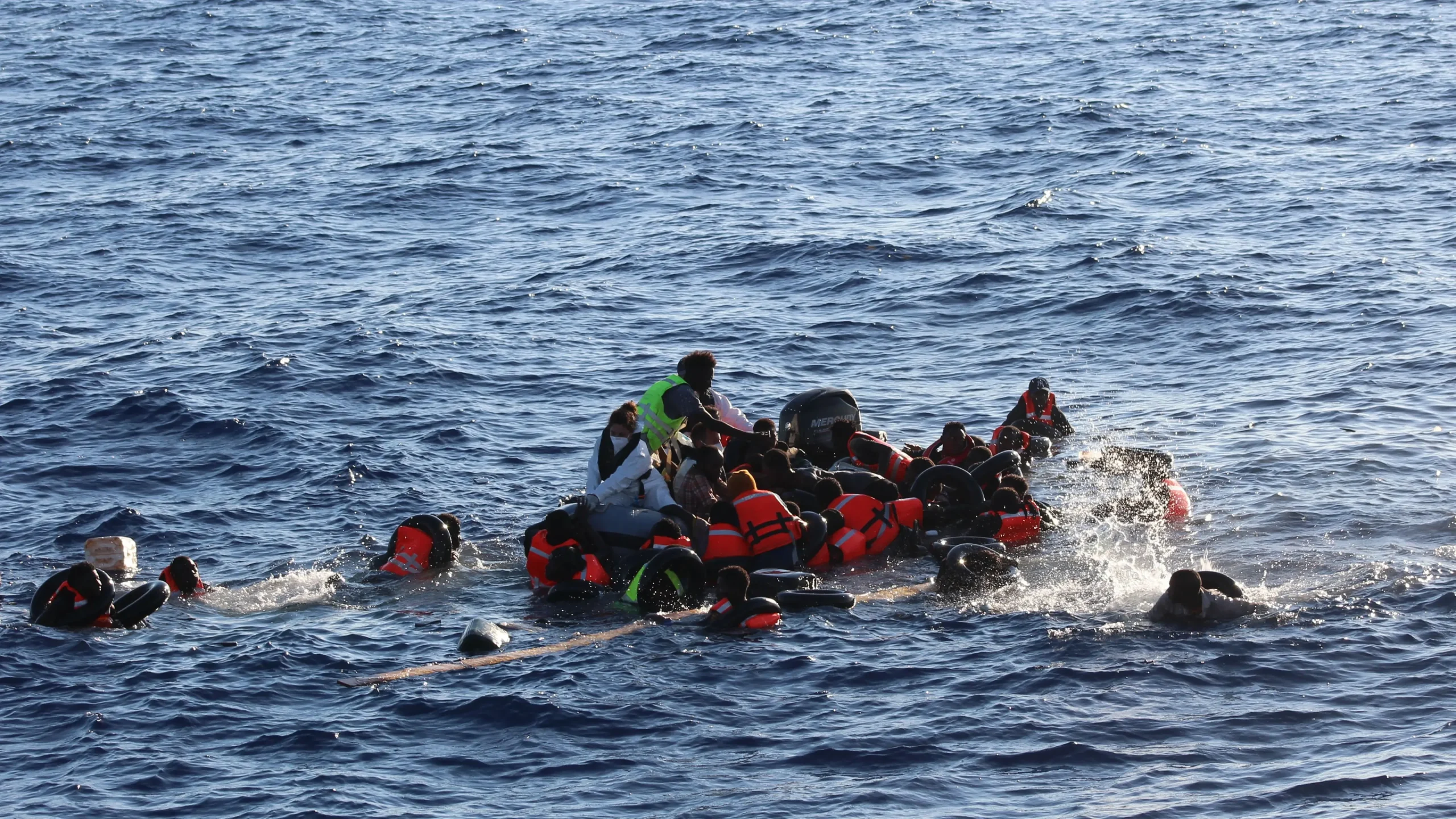 Strage di migranti al largo di Langkawi: il mare inghiotte i sogni dei Rohingya. Morte 300 persone.